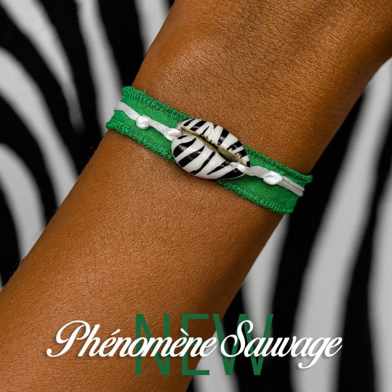 bracelet femme tissu soie véritable cauri en couleur zèbre Bracelet vert avec un motif zébré et un fermoir blanc.
