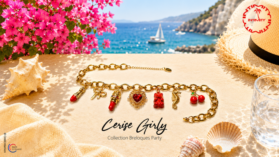 Cerise Girly Bracelet doré avec pendentifs colorés sur fond de mer et fleurs roses.