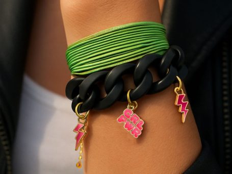 Bracelet femme mode 2026 Bracelet en chaîne noire avec pendentifs en forme de lèvres, ours en gélatine et étoile.