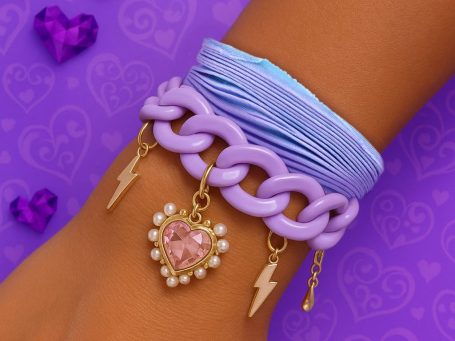 créateur bracelet femme fantaisie Bracelet violet tissu en soie avec pendentif en forme de cœur et décorations en perles et éclairs.