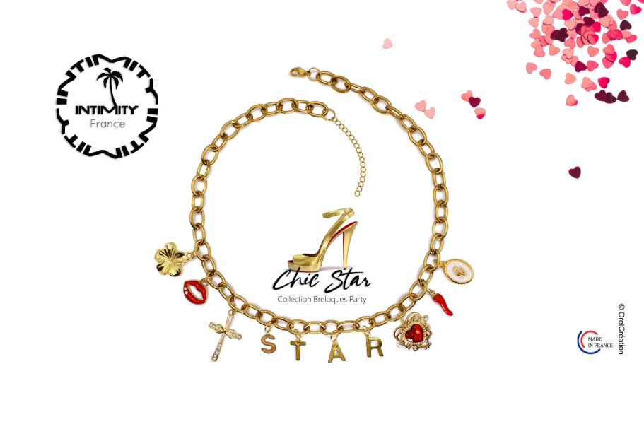 collier femme breloques pièce unique Collier doré avec pendentifs variés, dont une chaussure à talon et des lettres.