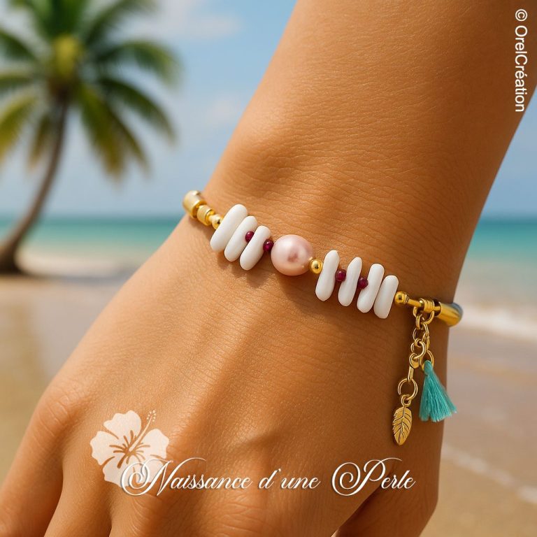 Perles naturel Bracelet coloré avec des vrais perles de culture et un charm, main posée sur une plage tropicale.