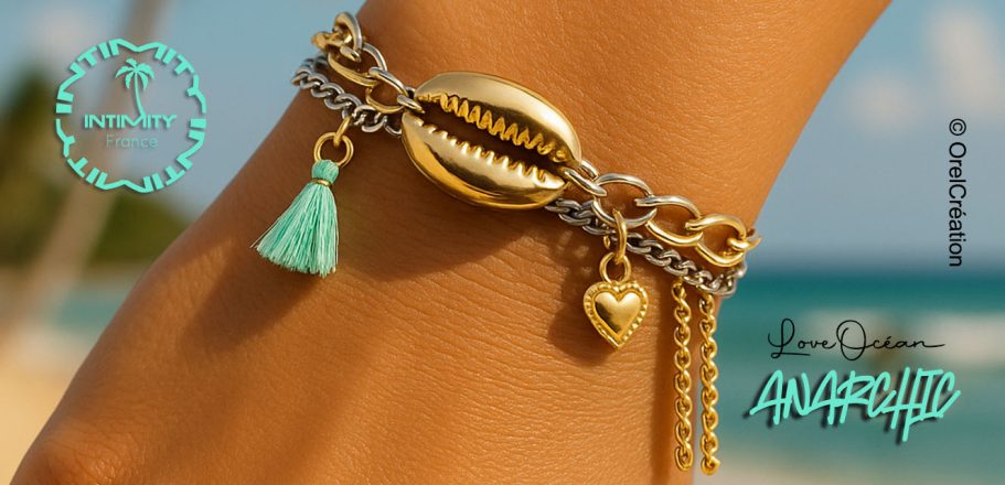 bracelet femme pièce unique mode 2026 Bracelet élégant avec coquillage, pendentif en cœur et pampille turquoise sur une peau bronzée.