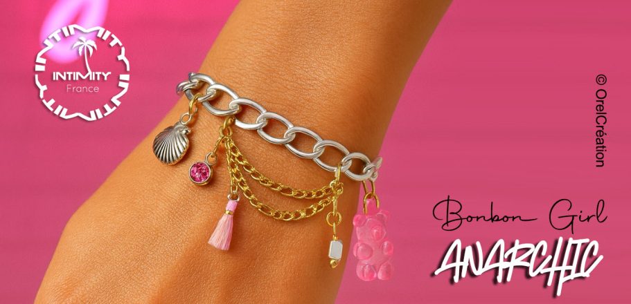 bracelet femme inoxydable mode pièce unique Bracelet en argent avec divers pendentifs colorés sur fond rose.