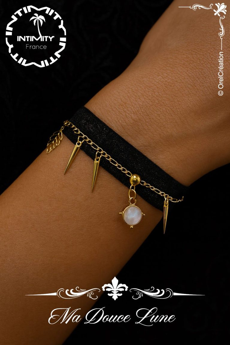 Douce lune pièce unique 24K Bracelet noir avec pendentifs dorés or 24K et une pierre de lune pièce unique créateur.